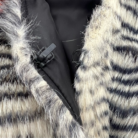 BETSEY JOHNSON faux fur VEST - Picture 6 of 6